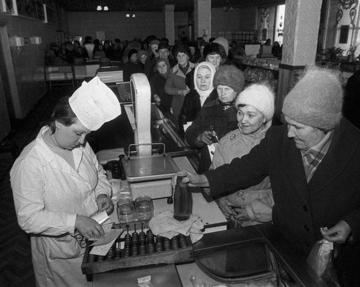 Поскольку цена товара в денежном эквиваленте уже не могла регулировать спрос на те или иные товары естественным путем, правительство стало вводить различные дополнительные меры — стали появляться талоны и товарные книжки. 