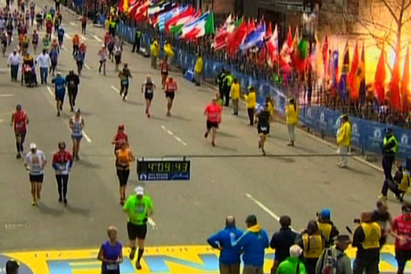 12013-04-15T205205Z_101824125_TM4E94F1AOY01_RTRMADP_3_USA-BOSTON-MARATHON-BLAST-pic4_zoom-1000x1000-70240