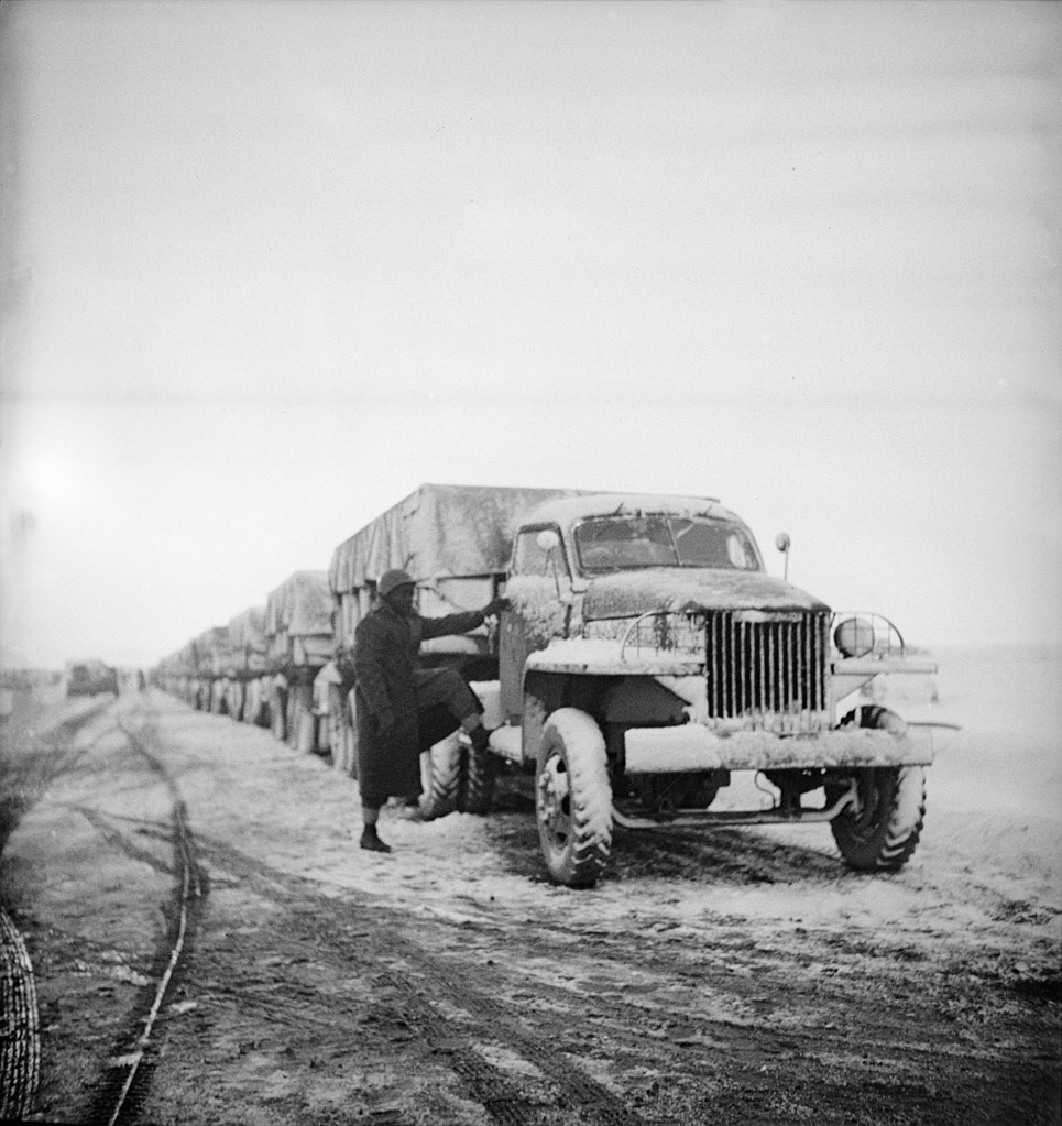 Северо-запад Ирана, март 1943 года. «Студебеккеры» везут ленд-лизовские грузы в СССР через горы. Именно эта машина стала самым массовым тяжелым грузовиком, поставлявшимся по ленд-лизу / ©Wikimedia Commons