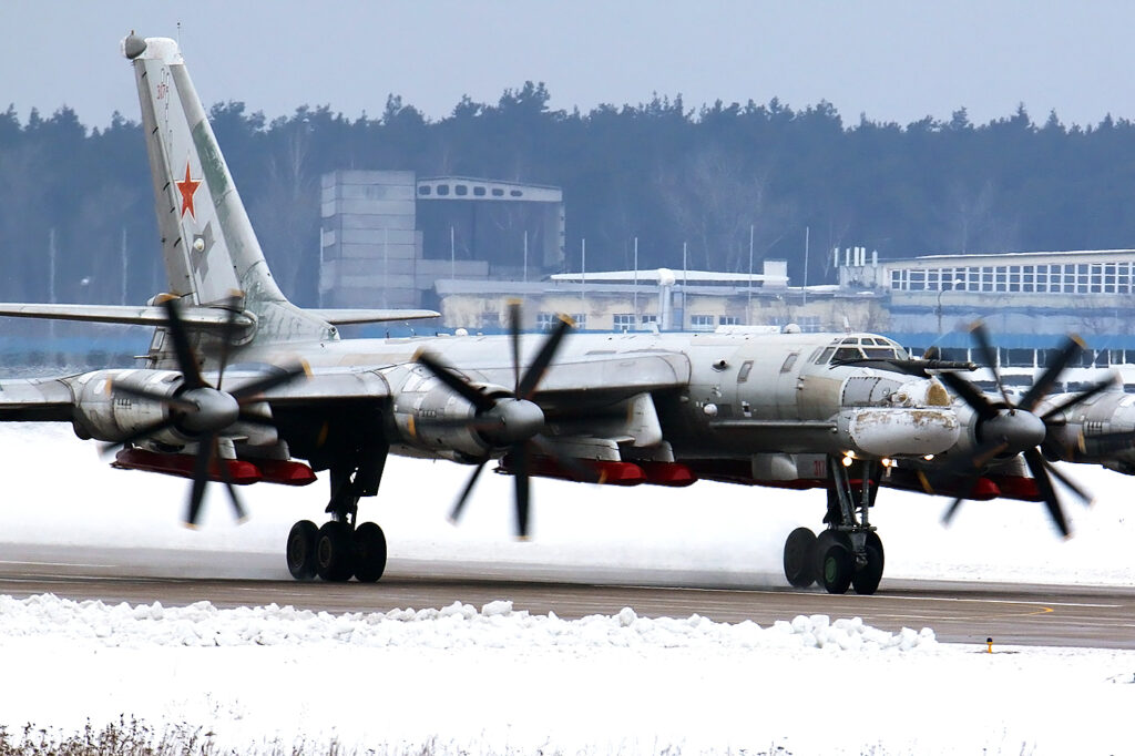 Ракеты Х-101, подвешенные под крыльями Ту-95. Дальность их полета до 5500 километров / ©Wikimedia Commons