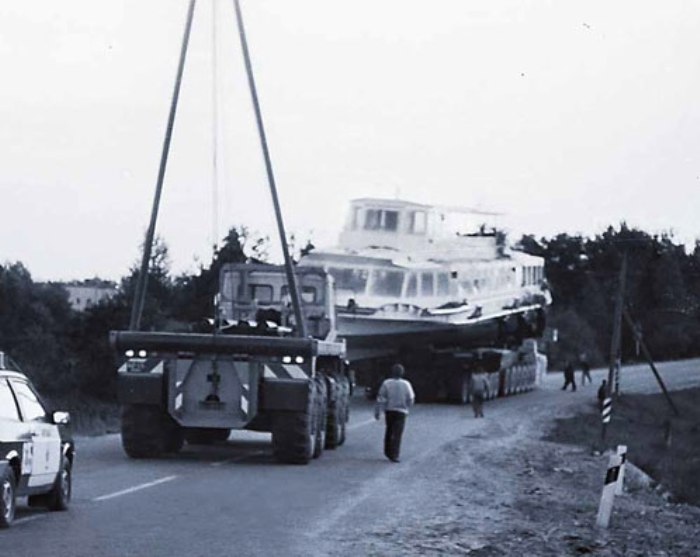 МАЗ-7907 транспортирует теплоход, середина 1980-х годов. /Фото: udf.by