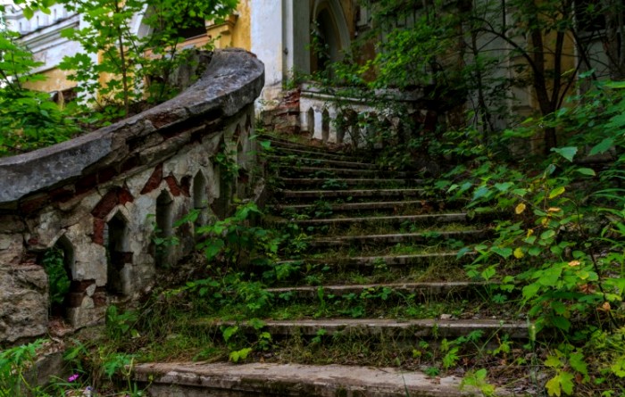 Весь дворцово-парковый комплекс медленно рушится. /Фото: swalker.org