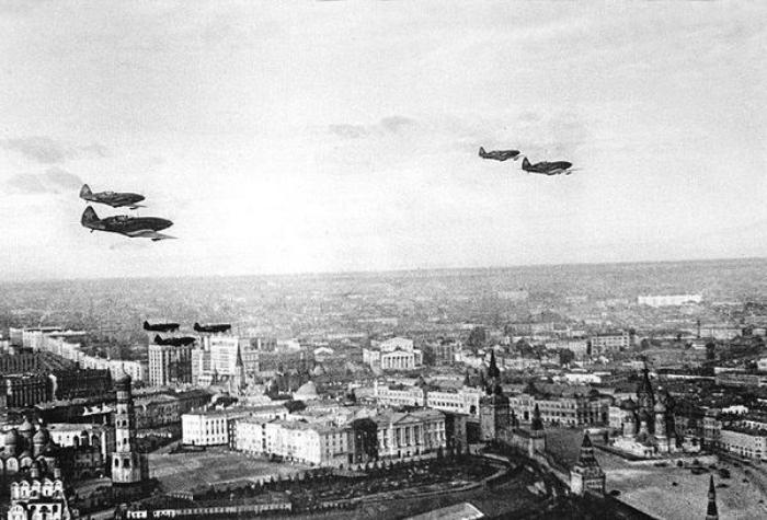 Авианалеты несли страшные разрушения. /Фото: oldmos.ru