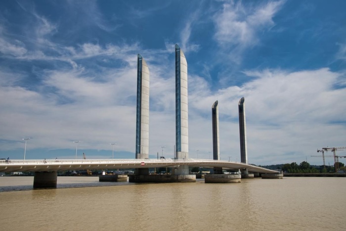 Мост Pont Jacques Chaban-Demals связал берега Гаронны. /Фото: files.structurae.net