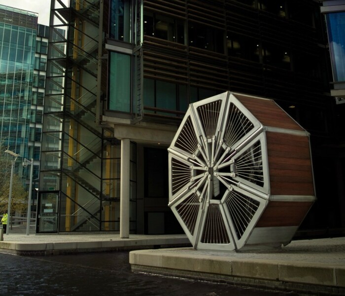 Мост Rolling Bridge в свернутом виде. /Фото: static.dezeen.com