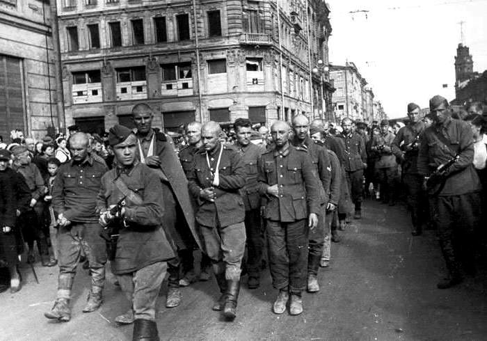 Пленные немцы на улицах Ленинграда, 1942 год. /Фото: pobeda1945-art.ru