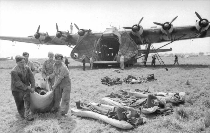 Солдаты выгружают раненых из Messerschmitt Me.323. Италия, март 1943 года. | Фото: bild.bundesarchiv.de.