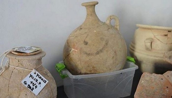 Древний артефакт: улыбающийся горшок.