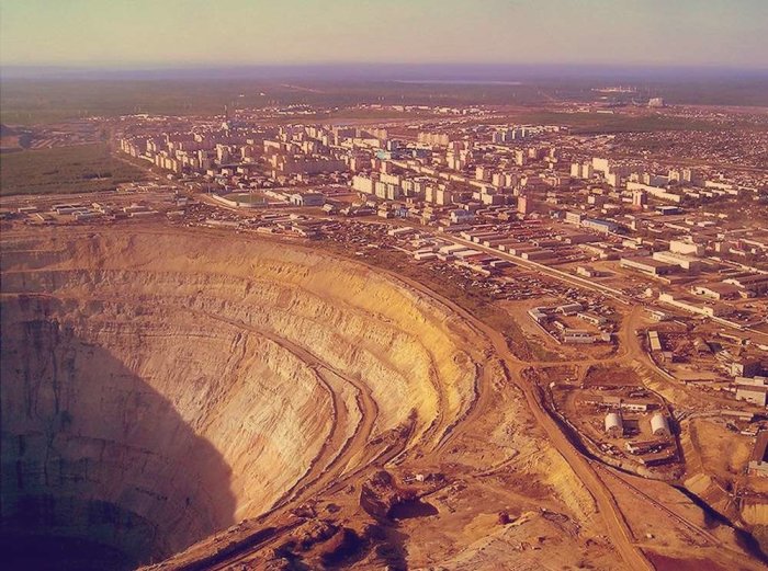 Алмазный карьер напоминает глубокую воронку / Фото: yandex.uz 