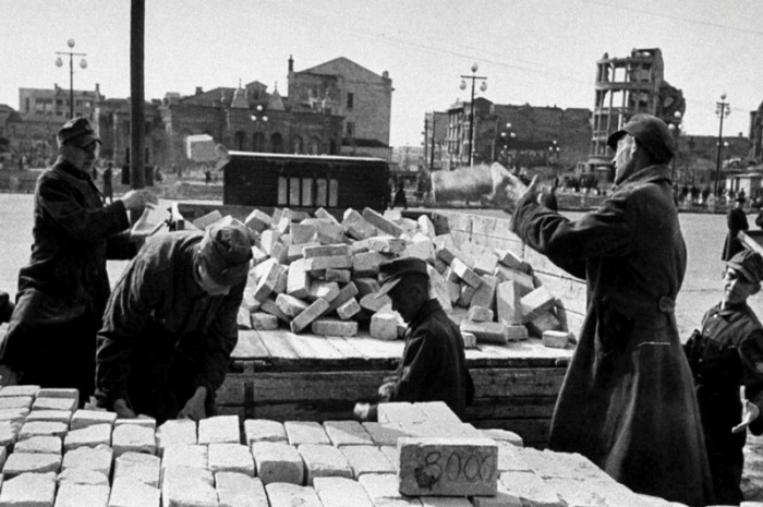 Немецкие военнопленные во время восстановления Сталинграда, 1943 год. /Фото: riac34.ru