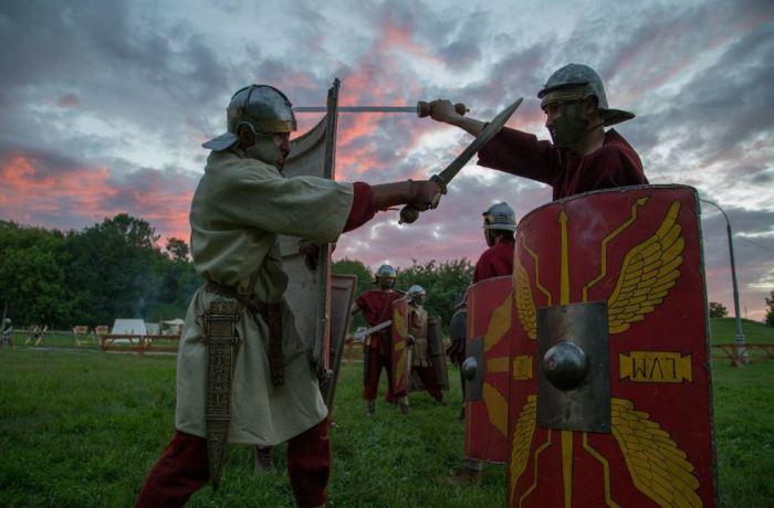 Туника - первый элемент экипировки.|Фото: vk.com. клуб реконструкции Legio V Macedonica. Древний Рим. Реконструкция.