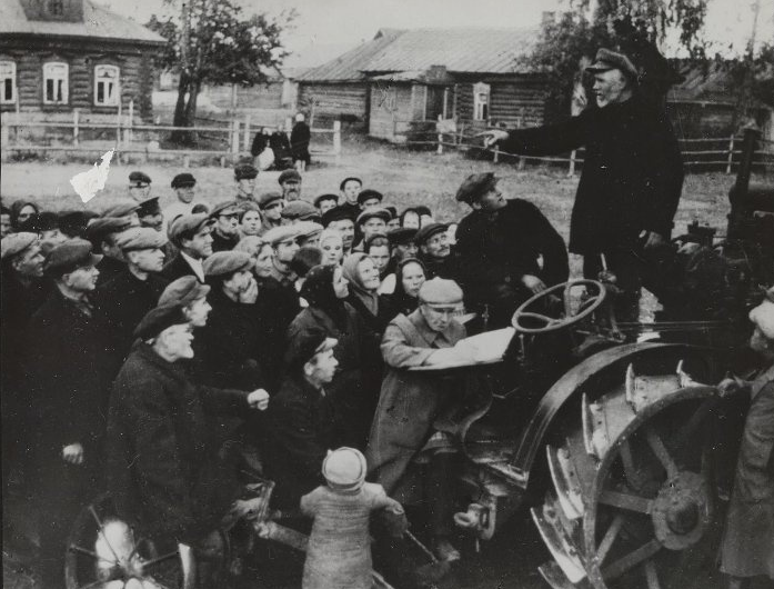 Среди сельских жителей было много недовольных, люди протестовали и предпринимали попытки уехать в город / Фото: russiainphoto.ru