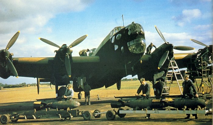 Погрузка бомб на Handley Page Halifax. | Фото: Reddit.