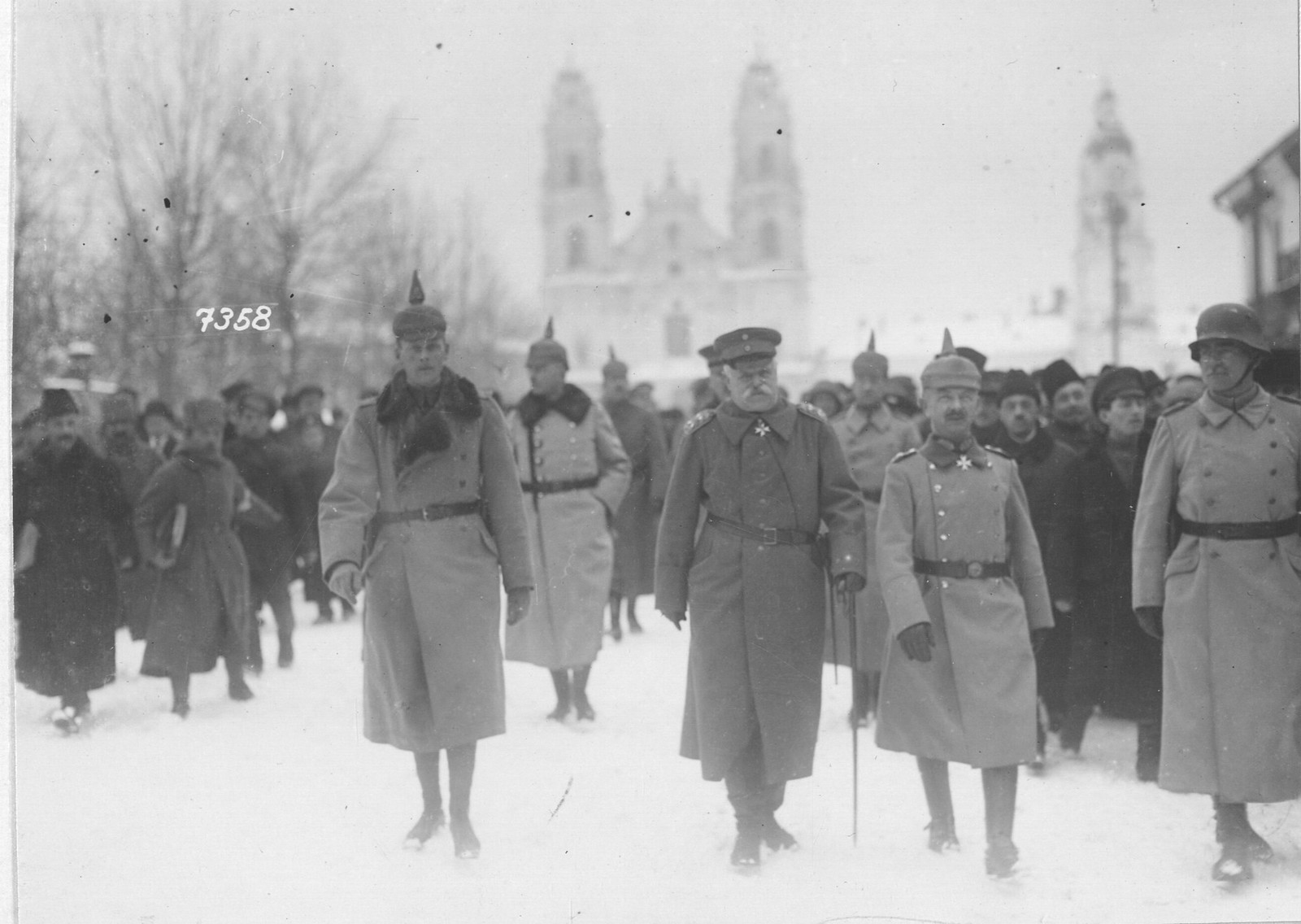 04. Генерал-фельдмаршал фон Эйххорн с чиновниками из своего штаба на осмотре захваченного города Минска. 1 марта