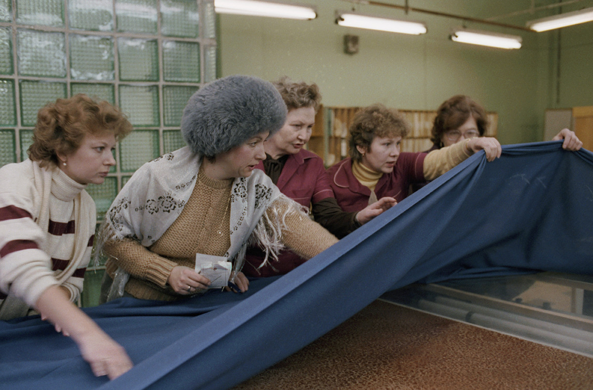 Москва. 1 января 1987 г. Члены претензионной группы Московского производственного швейного объединения 