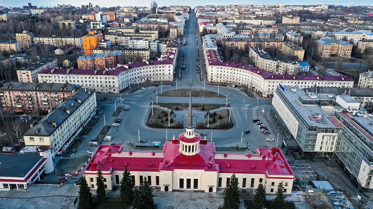 Это центр Петрозаводска. Американский городок находился справа за площадью.