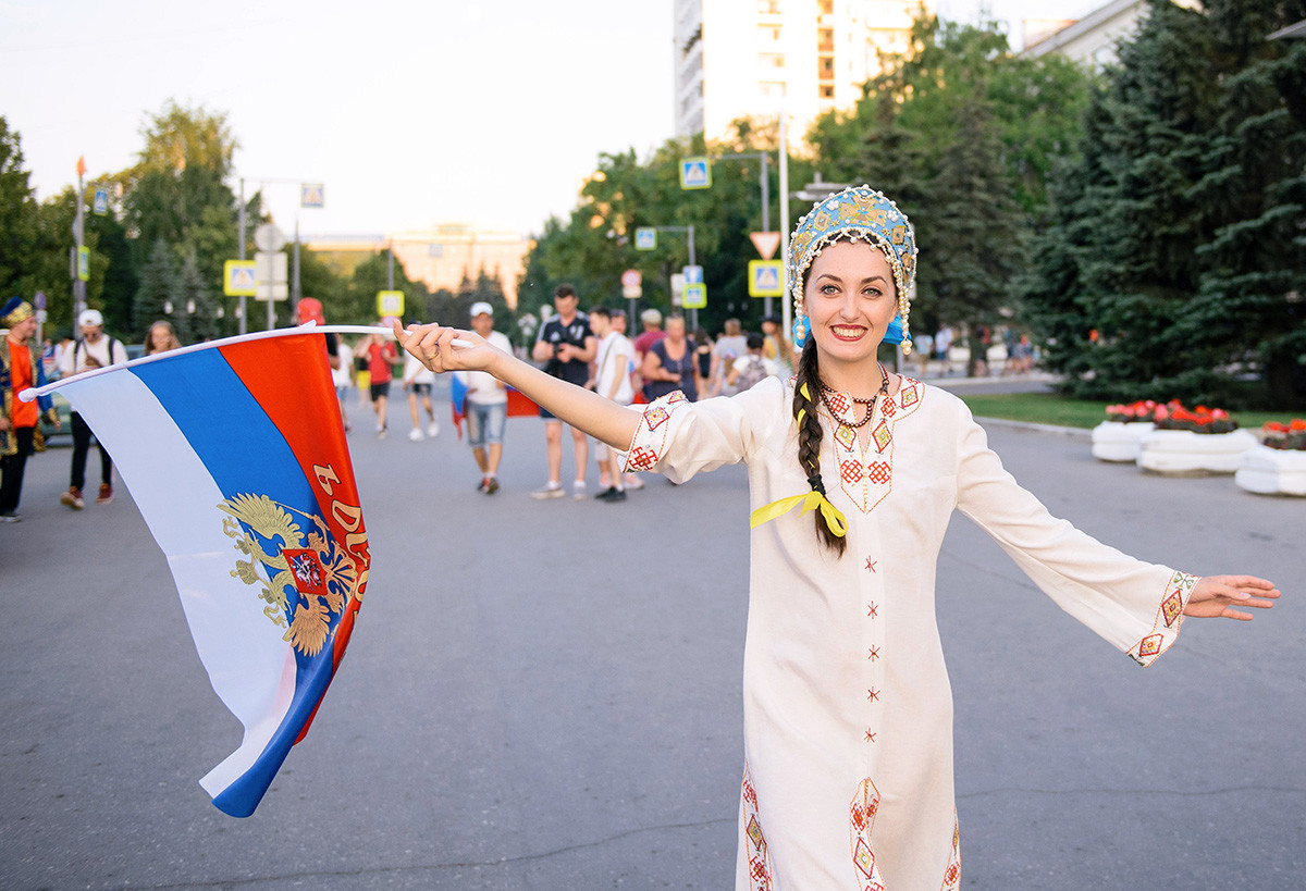 Вплетая в косы ленту, девушка показывала, что у нее уже есть жених.