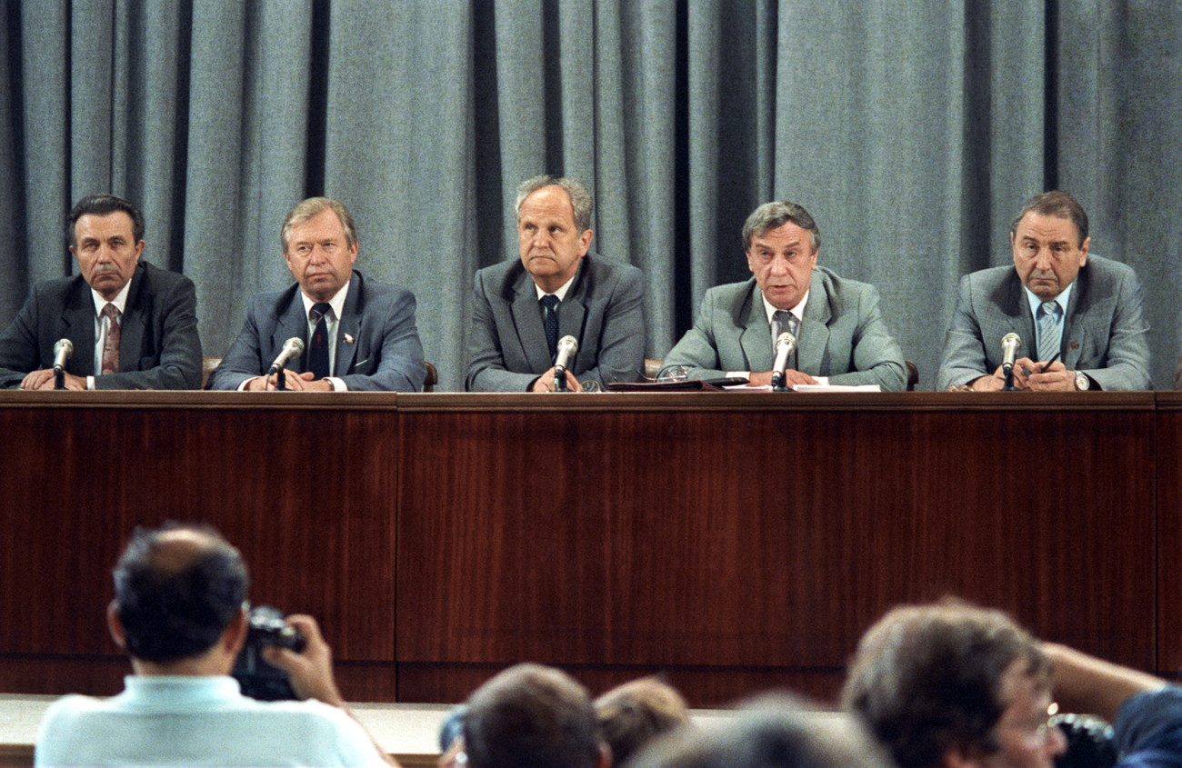 Члены ГКЧП слева направо: вице-премьер СССР Александр Тизяков, председатель Крестьянского союза СССР Василий Стародубцев, министр внутренних дел СССР Борис Пуго, и.о. президента СССР Геннадий Янаев и первый заместитель председателя Совета обороны Олег Бакланов