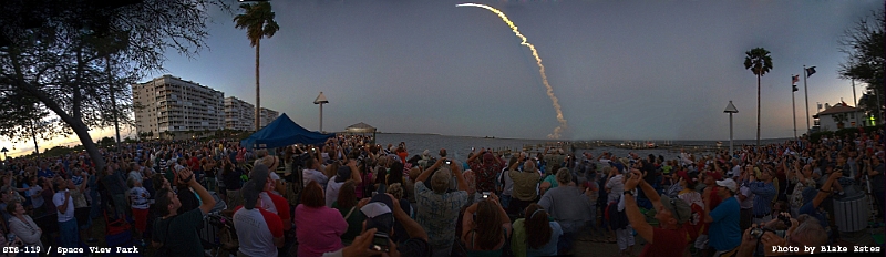 Зрители смотрят на старт STS-119, фото Blake Estes